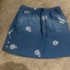 Skirt. Cute flower detail